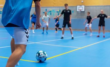 En gruppe mennesker som spiller fotball