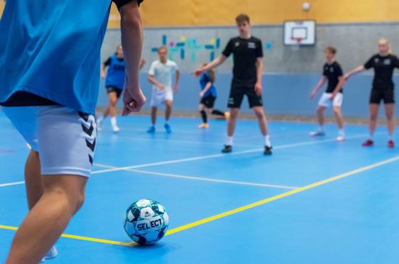 En gruppe mennesker som spiller fotball