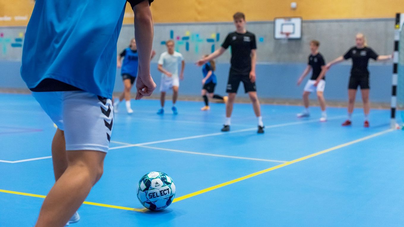 En gruppe mennesker som spiller fotball