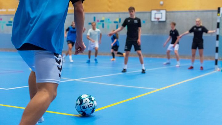 En gruppe mennesker som spiller fotball