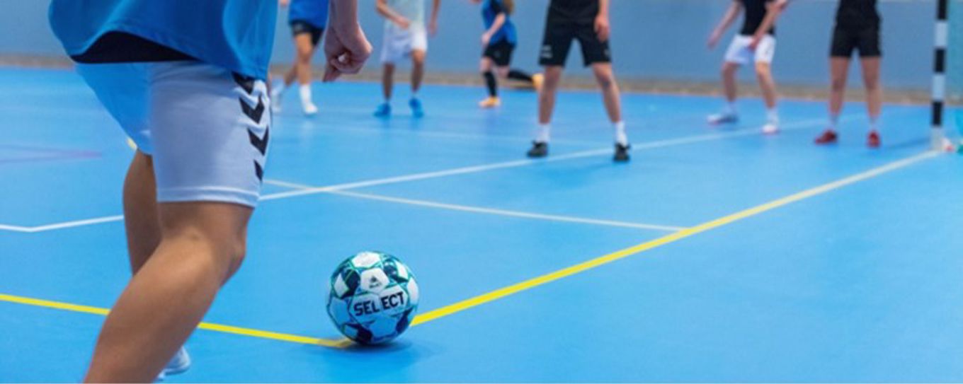 En gruppe mennesker som spiller fotball